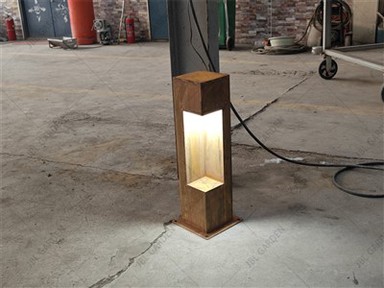 Corten tērauda saules gaismas diožu kolonna