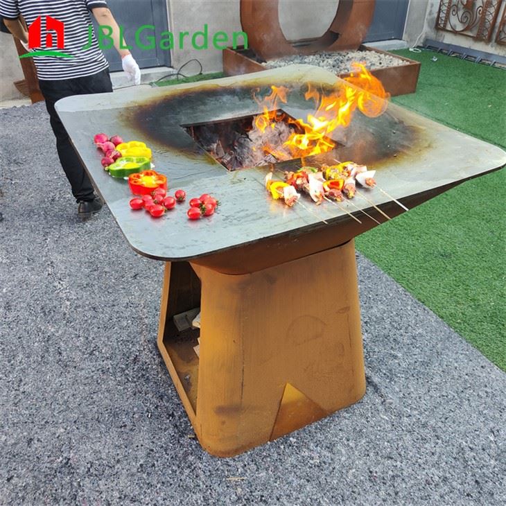Koka kokogles, mūsdienīgi izstrādāts apļveida BBQ grils