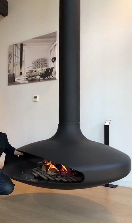 Moderna villa ar jumta griestiem koka kamīns