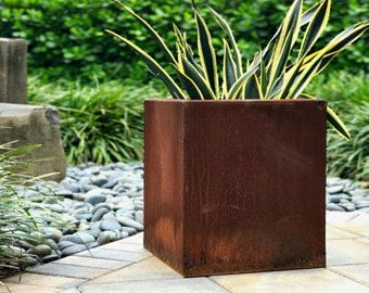 JBL Garden piedāvā pielāgotus Corten tērauda stādītājus mūsdienīgai āra ainav...