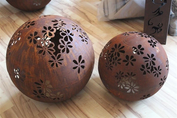 Rusty Metal Balls Set