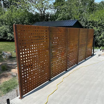 Pie sienas stiprināms tērauda ekrāns iekšpagalmam